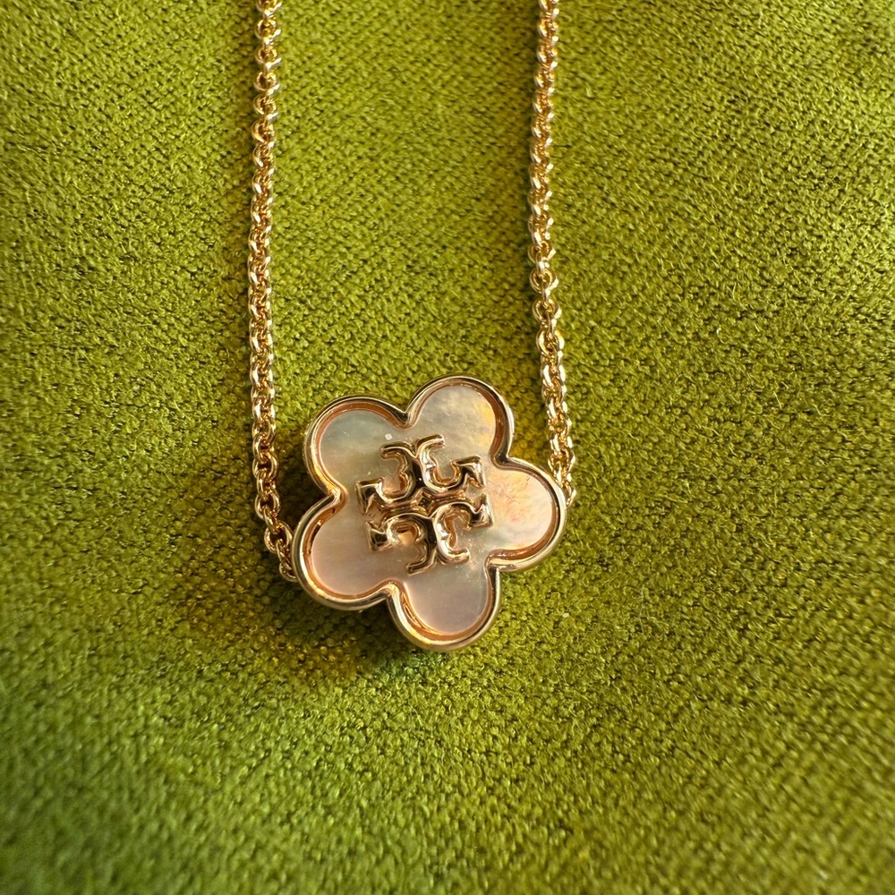 Tory Burch Kia Flower Pendant Necklace and Clover Earring’s NEW - Picture 10 of 15
